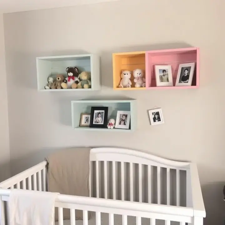 Nicho decorativo de caixote pintado em tons pastéis sobre o berço Nicho decorativo de caixote pintado em tons pastéis sobre o berço