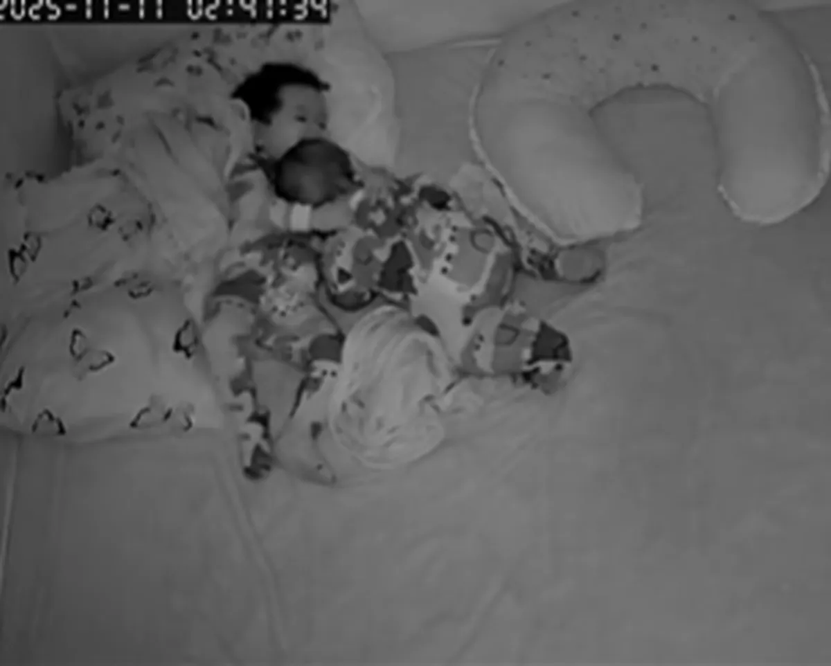 Abraço na madrugada: mãe registra momento de afeto entre filhos pela babá eletrônica e emociona a internet - Imagem do artigo