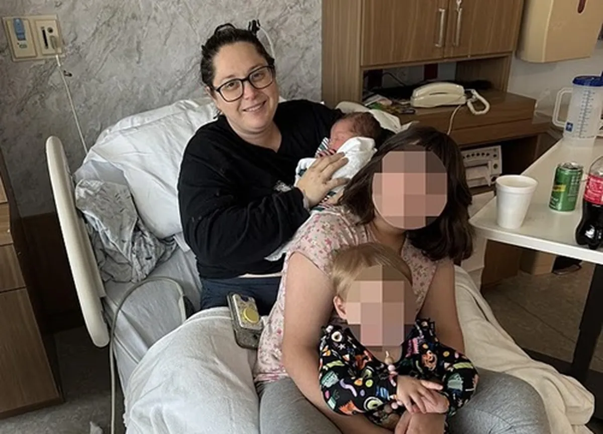 Professora confunde dor de parto com pedra nos rins e dá à luz sem saber da gravidez - Imagem do artigo