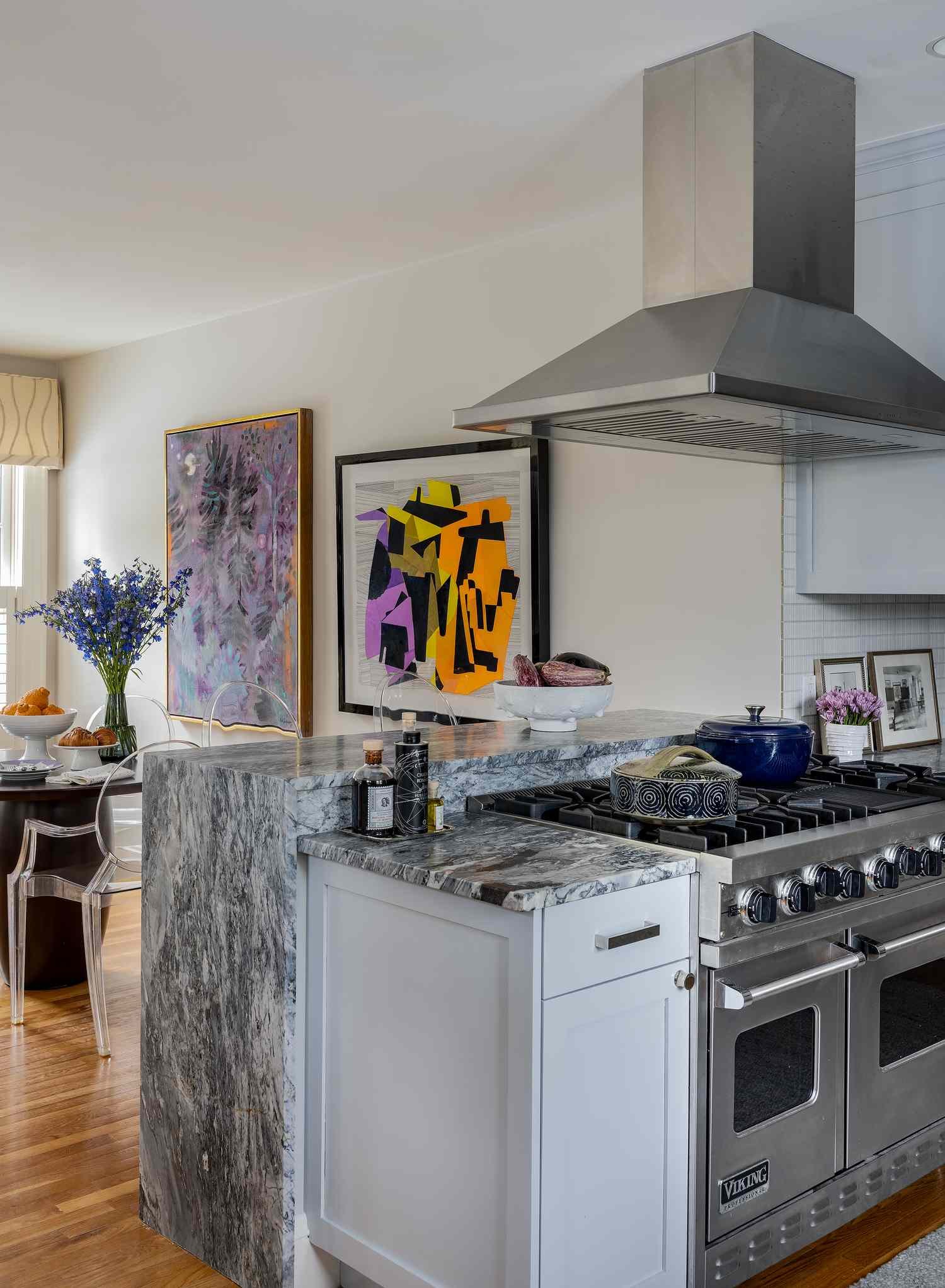 Tendências de Bancadas de Cozinha para 2026: Mármore, Quartzito, Tons Escuros e Design Escultural - Imagem do artigo original