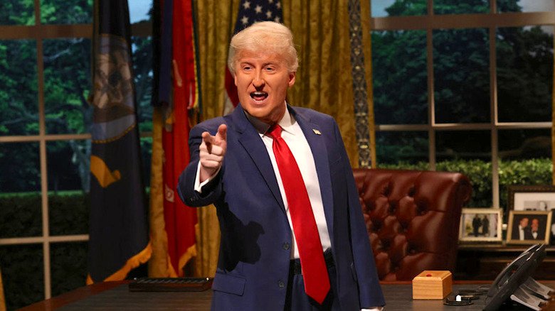 Saturação de esquetes com Donald Trump acende debate sobre estratégia de abertura no “Saturday Night Live” - Imagem do artigo original