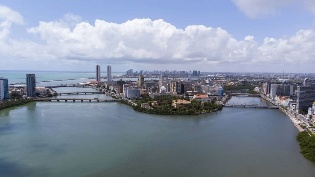 Recife, a Veneza Brasileira: rios, pontes e urbanismo tropical moldam a capital pernambucana Recife, a Veneza Brasileira: rios, pontes e urbanismo tropical moldam a capital pernambucana