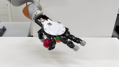 Mão robótica que anda sozinha redefine o conceito de preensão em robôs