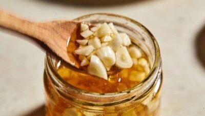 Alho e mel: o que dizem os estudos sobre a mistura caseira para amenizar sintomas de resfriado