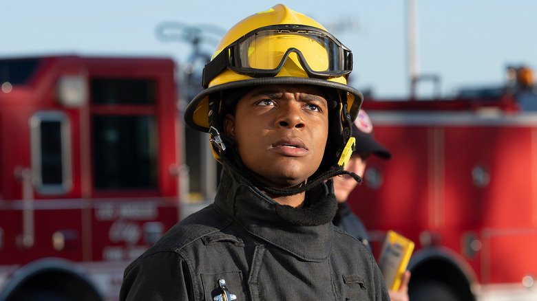 Elijah M. Cooper comenta o ingresso de Harry na 118 e o desafio de honrar o legado de Bobby em 9-1-1 Elijah M. Cooper comenta o ingresso de Harry na 118 e o desafio de honrar o legado de Bobby em 9-1-1 - Imagem do artigo original