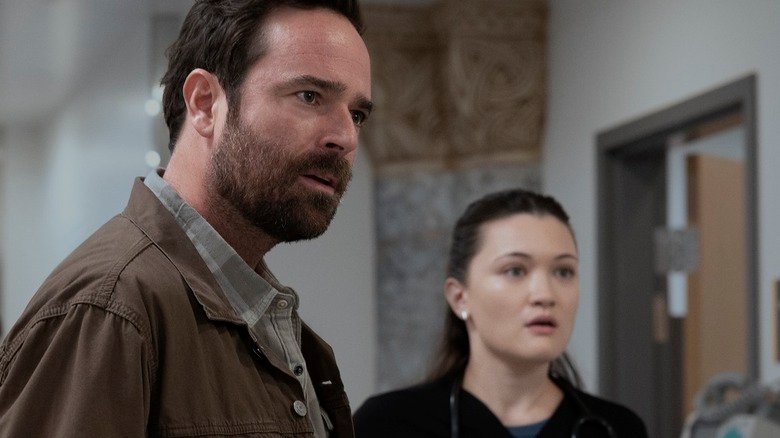 Isa Briones analisa como o trauma de Dr. Trinity Santos direciona sua avaliação do caso Kylie Connors em The Pitt - Imagem do artigo original