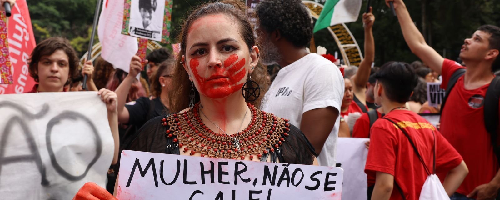 Feminicídio no Brasil bate recorde de 1.518 mortes em 2025 e escancara falhas na proteção das mulheres - Imagem do artigo