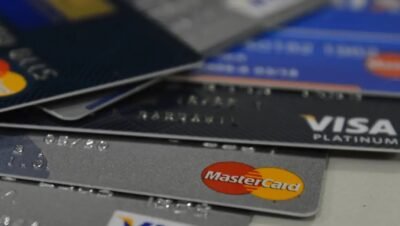 Endividamento das famílias brasileiras bate recorde de 79,5% em janeiro, enquanto inadimplência recua pelo terceiro mês