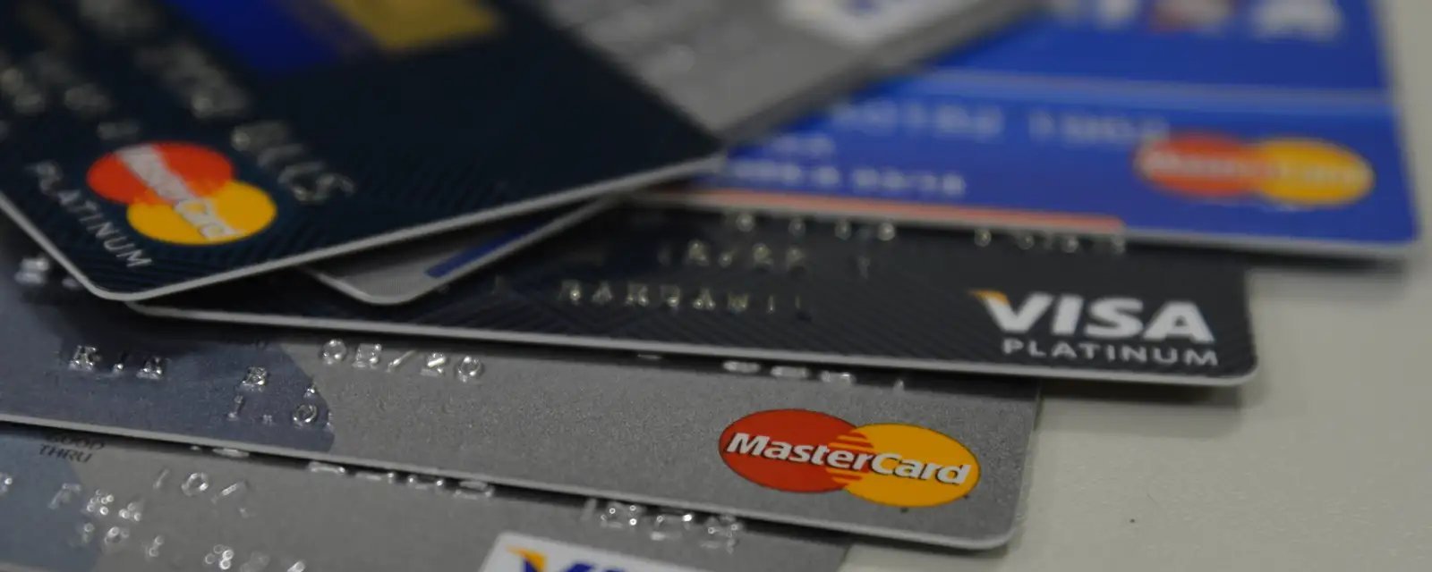 Endividamento das famílias brasileiras bate recorde de 79,5% em janeiro, enquanto inadimplência recua pelo terceiro mês - Imagem do artigo