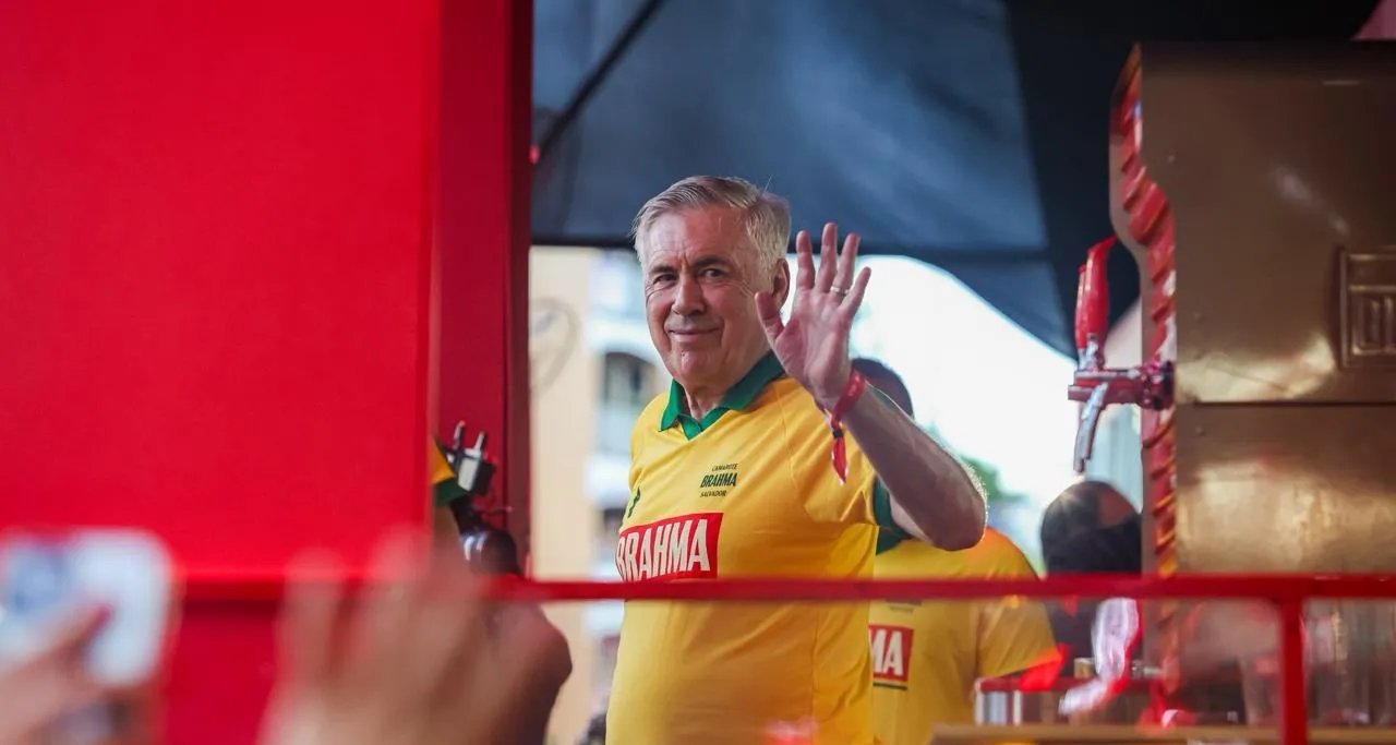 Foto falsa de Ancelotti: entenda como a imagem de beijo triplo no carnaval foi desmascarada - Imagem do artigo