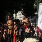 Bloco Mulheres Rodadas transforma carnaval do Rio em palco contra o feminicídio e homenageia Maria da Penha