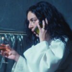 Charli XCX leva sua própria sátira aos cinemas em The Moment e puxa fila de estreias da semana