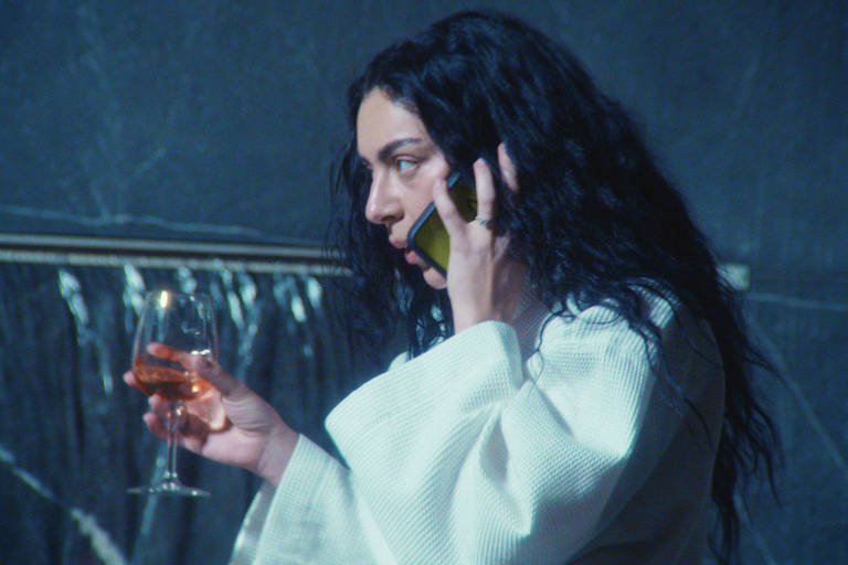 Charli XCX leva sua própria sátira aos cinemas em The Moment e puxa fila de estreias da semana - Imagem do artigo original